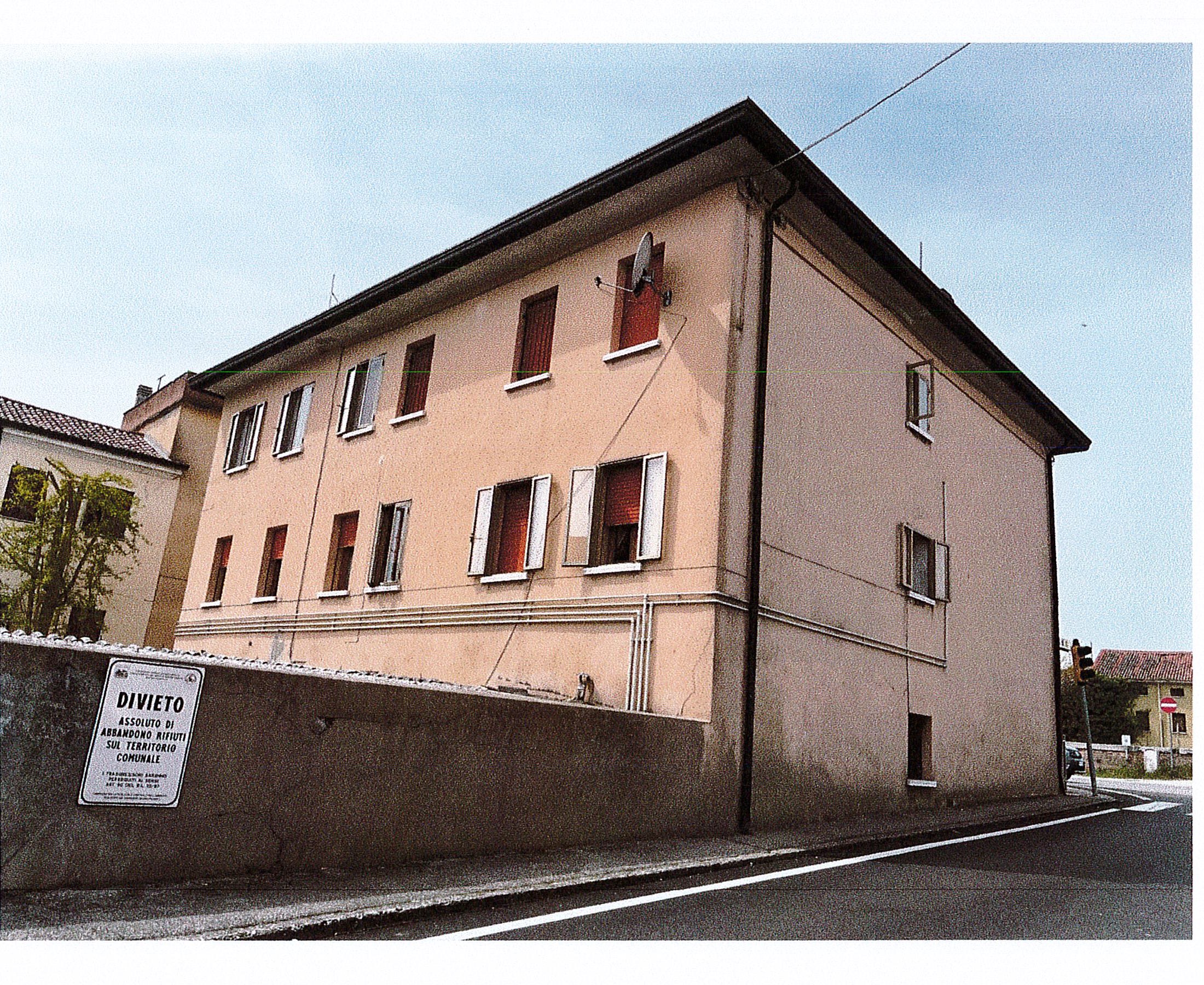 Abitazione Di Tipo Economico a Due Carrare — foto 6